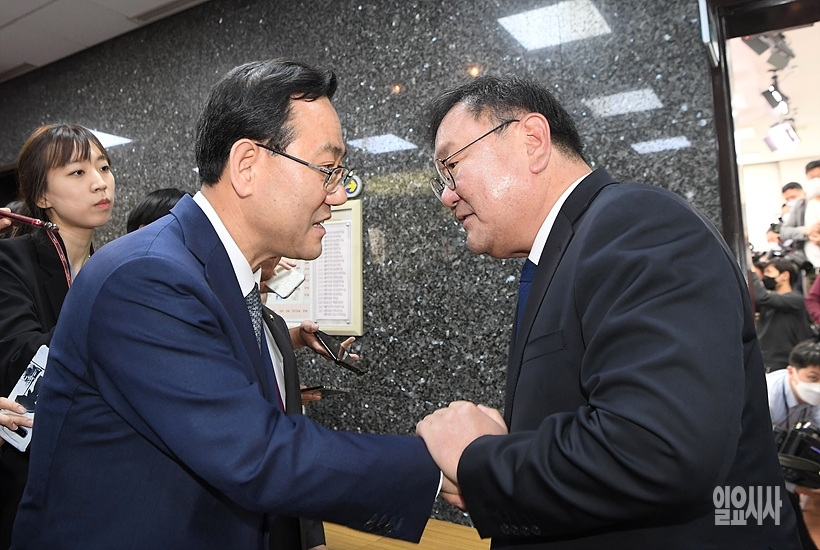 인사 나누는 김태년(더불어민주당·사진 오른쪽)·주호영(미래통합당) 신임 원내대표 ⓒ고성준 기자 ▲ 인사 나누는 김태년(더불어민주당)·주호영(미래통합당) 원내대표 ⓒ고성준 기자