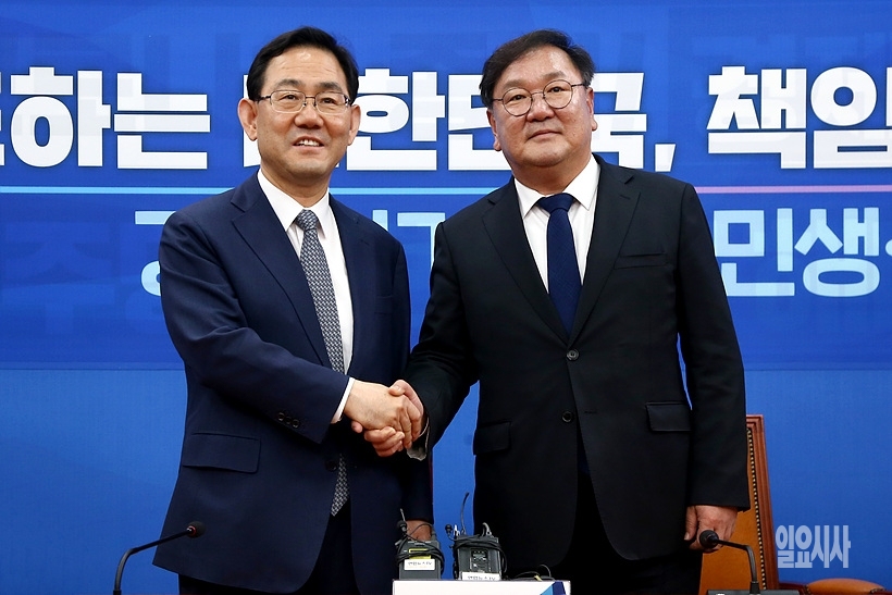 지난 14일, 서울 여의도 국회서 열린 원내대표 회동서 악수 나누고 있는 김태년(더불어민주당)·주호영(미래통합당) 원내대표 ⓒ고성준 기자 ▲ 지난 14일, 서울 여의도 국회서 열린 원내대표 회동서 악수 나누고 있는 김태년(더불어민주당)·주호영(미래통합당) 원내대표 ⓒ고성준 기자