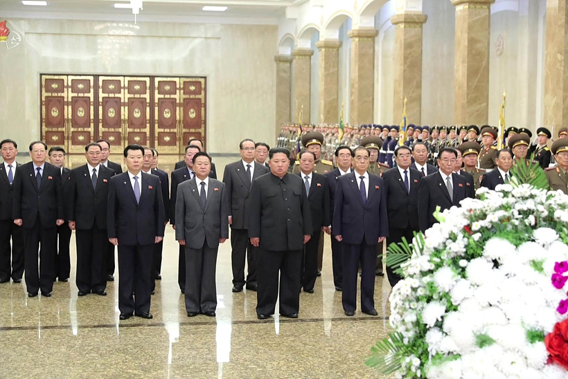 (사진 앞줄 왼쪽부터)김재룡 내각총리, 최룡해 국무위원회 제1부위원장, 김정은 국무위원장, 박봉주 국무위원회 부위원장, 리만건 노동당 부위원장 ▲ (사진 앞줄 왼쪽부터)김재룡 내각총리, 최룡해 국무위원회 제1부위원장, 김정은 국무위원장, 박봉주 국무위원회 부위원장, 리만건 노동당 부위원장