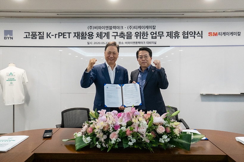 지난 22일, (주)비와이엔블랙야크(회장 강태선, 사진 왼쪽)가 블랙야크 서울 서초구 양재사옥서 (주)티케이케미칼(대표이사 이상일)과 업무 협약식을 갖고 있다. ▲ (주)비와이엔블랙야크가 (주)티케이케미칼과 업무 협약을 맺고 있다.