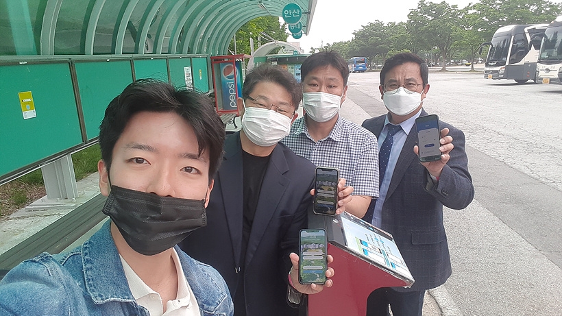 (사진 왼쪽부터)기념촬영 갖는 앱 개발팀 지준호 학생, 김영우 학생처장, 최용선 팀장, 하재성 과장 ▲ (사진 왼쪽부터)기념촬영 갖는 앱 개발팀 지준호 학생, 김영우 학생처장, 최용선 팀장, 하재성 과장