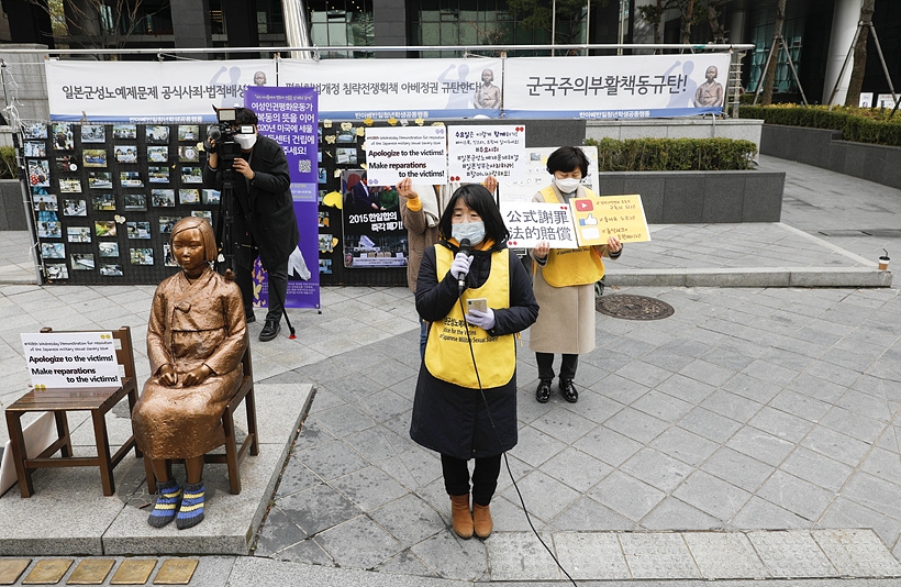 지난 2월26일, 수요집회 도중 경과보고 하는 윤미향 전 정의연 이사장 ▲ ▲지난 2월26일, 수요집회 도중 경과보고 하는 윤미향 전 정의연 이사장
