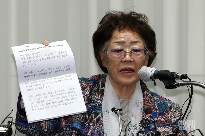 지난달 25일, 대구 인터불고 호텔서 기자회견 갖는 이용수 할머니 ⓒ문병희 기자 ▲ 지난달 25일, 기자회견 갖는 이용수 할머니 ⓒ문병희 기자