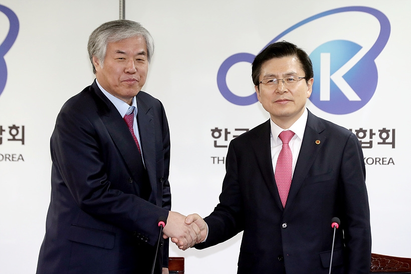 악수 나누는 전광훈 한기총 대표회장(사진 왼쪽)과 황교안 전 미래통합당 대표 ▲ 악수 나누는 전광훈 한기총 대표회장과 황교안 전 미래통합당 대표