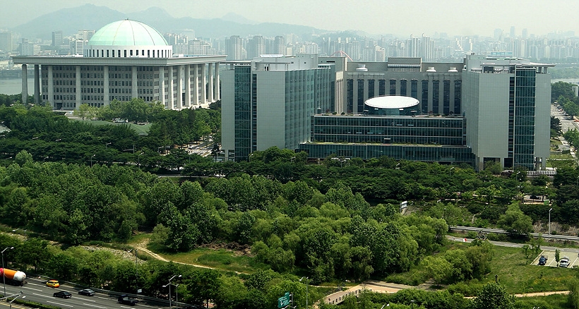 국회의사당 본청과 의원회관(사진 오른쪽) 전경 ▲ 국회 의원회관 전경