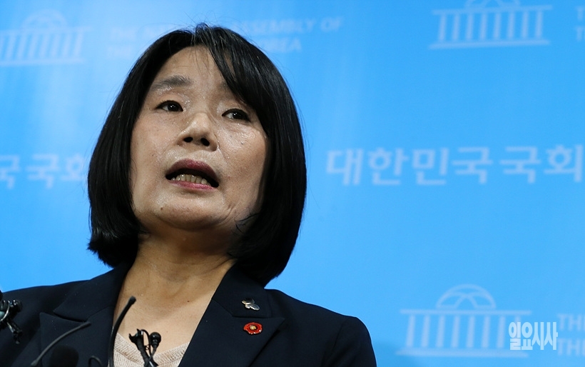 정의기억연대 이사장을 지낸 바 있는 윤미향 더불어민주당 의원이 지난달 29일, 서울 여의도 국회 소통관서 자신의 의혹을 둘러싼 기자회견을 갖고 있다. ▲ 정의기억연대 이사장을 지낸 바 있는 윤미향 더불어민주당 의원