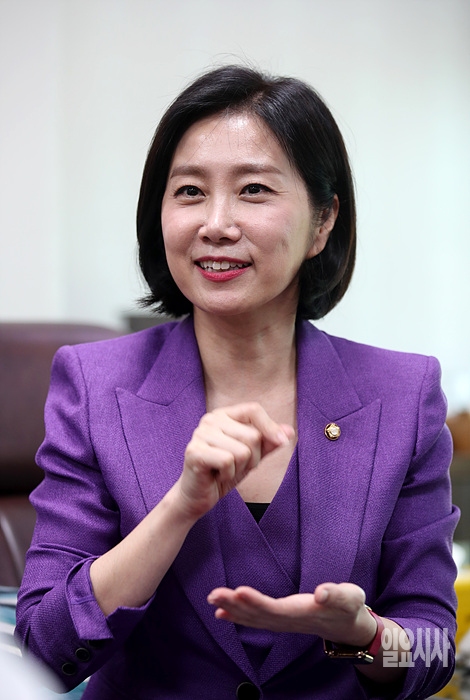 <일요시사>와 인터뷰 갖고 있는 허은아 미래통합당 의원 ⓒ문병희 기자 ▲ 일요시사와 인터뷰 갖고 있는 허은아 미래통합당 의원 ⓒ문병희 기자