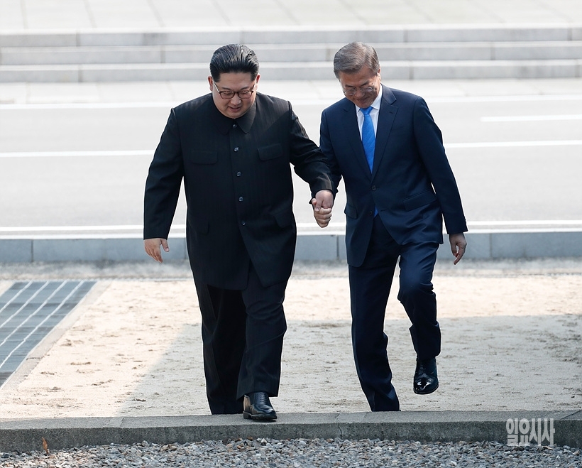 지난 2018년 4월27일, 남북정상회담에 앞서 판문점 남측 군사분계선 넘는 문재인 대통령과 김정은 북한 국무위원장 ⓒ한국사진공동취재단 ▲ 판문점 남측 분계선 넘는 문재인 대통령과 김정은 북한 국무위원장 ⓒ한국사진공동취재단