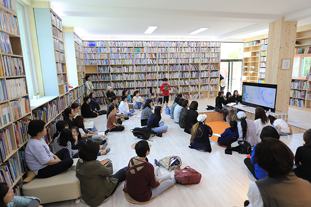책마을해리의 중심 공간 ‘버들눈도서관’ ▲ 책마을해리의 중심 공간 ‘버들눈도서관’
