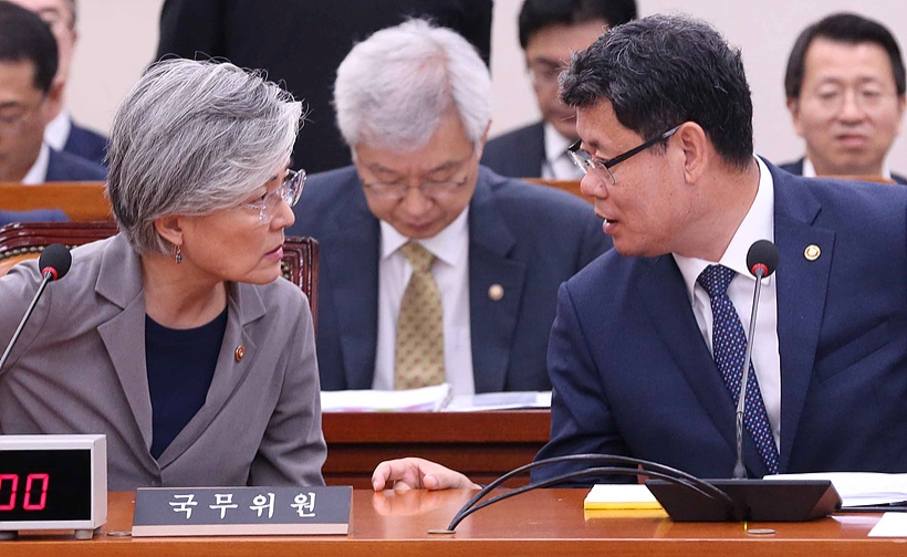 심각하게 대화 나누는 강경화 외교부 장관(사진 왼쪽)과 김연철 통일부 장관 ▲ 심각하게 대화 나누는 강경화 외교부 장관(사진 왼쪽)과 김연철 통일부 장관