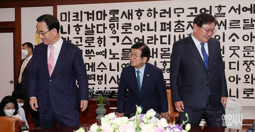 박병석 국회의장(사진 가운데), 김태년(더불어민주당)·주호영(미래통합당) 여야 원내대표가 지난 8일, 서울 여의도 국회 의장 접견실서 원구성 협상을 위한 회동을 갖기 위해 한 자리에 모였다. ⓒ문병희 기자 ▲ 김태년(더불어민주당)·주호영(미래통합당) 여야 원내대표가 지난 8일, 서울 여의도 국회 의장 접견실서 원구성 협상을 위한 회동을 갖기 위해 한 자리에 모였다. ⓒ문병희 기자