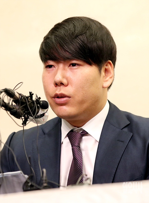 지난 23일, 서울 마포구 스탠포드호텔 서울서 음주운전으로 물의를 일으켰던 강정호 선수가 사과 기자회견을 갖고 있다. ⓒ문병희 기자 ▲ 음주운전으로 물의를 일으켰던 강정호 선수가 사과 기자회견을 갖고 있다. ⓒ문병희 기자