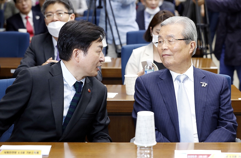 김종인 미래통합당 비상대책위원장(사진 오른쪽)과 대화 나누는 원희룡 제주도지사 ▲ 김종인 미래통합당 비상대책위원장과 대화 나누는 원희룡 제주도지사