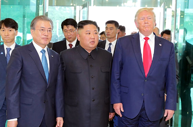 (사진 왼쪽부터)한 자리에 선 문재인 대통령, 김정은 북한 국무위원장, 트럼프 미국 대통령 ▲ 제4차 남북정상회담은 개최될 수 있을까?