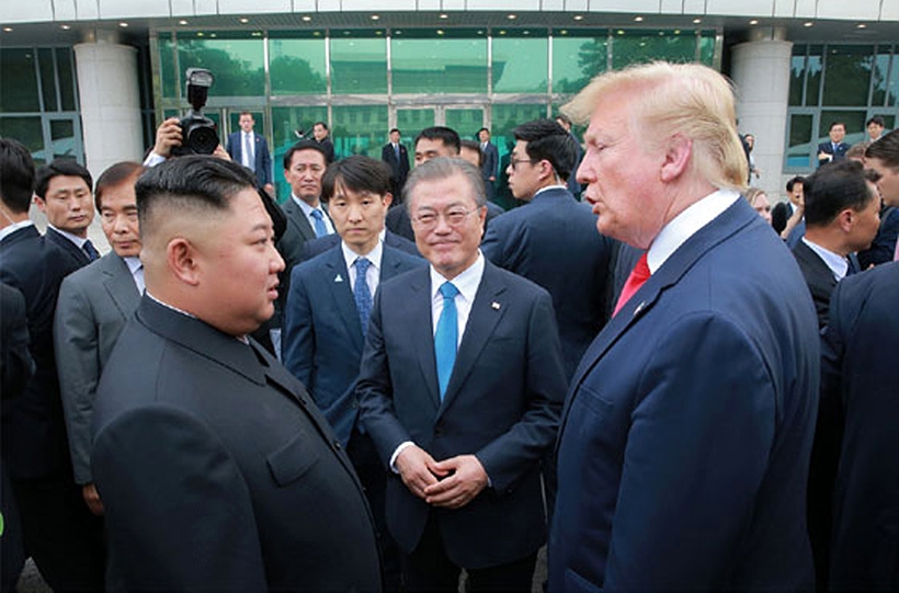 트럼프 미국 대통령(사진 오른쪽)과 대화 나누는 김정은 북한 국무위원장 ▲ 트럼프 미국 대통령과 만난 김정은 북한 국무위원장