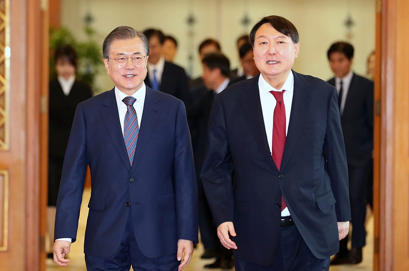 최근 날이 갈수록 여권의 공세 수위가 높아가고 있는 가운데 윤석열 검찰총장(사진 오른쪽)의 거취에 관심이 쏠린다.