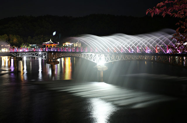 은은한 야경과 분수가 월영교 야행의 재미를 더한다. ▲ 은은한 야경과 분수가 월영교 야행의 재미를 더한다.