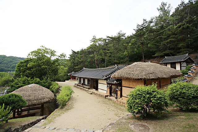 ▲ 안동댐을 조성하며 수몰된 지역의 고택을 옮겨 온 안동민속촌