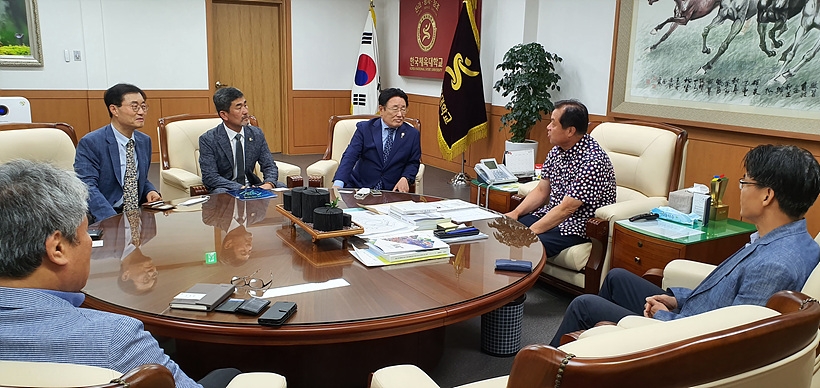 유준상 한국요트협회장(사진 가운데)와 안용규 한체대 총장이 지난 8일, 한국체육대학교 총장실서 내년도 업무 지원에 대해 협의하고 있다.