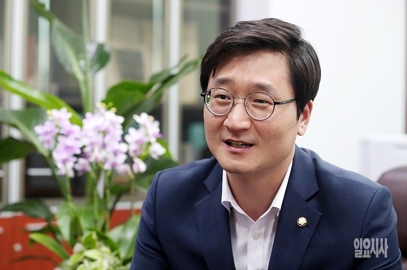 인터뷰 갖는 장철민 더불어민주당 의원 ⓒ문병희 기자 ▲ 인터뷰 갖는 장철민 더불어민주당 의원 ⓒ문병희 기자