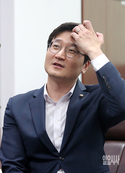 인터뷰 도중 머리 쓸어올리는 장철민 더불어민주당 의원 ⓒ문병희 기자 ▲ 인터뷰 도중 머리 쓸어올리는 장철민 더불어민주당 의원 ⓒ문병희 기자