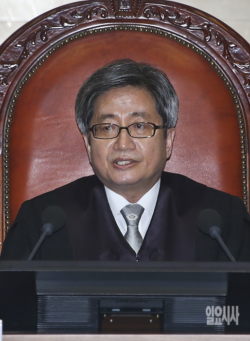 지난 16일, 이재명 경기도지사에 대한 ‘친형 강제입원’ 관련 허위사실 공표 혐의 판결에 앞서 모두발언하는 김명수 대법원장 ⓒ고성준 기자 ▲ 이재명 경기도지사 판결에 앞서 모두발언하는 김명수 대법관 ⓒ고성준 기자
