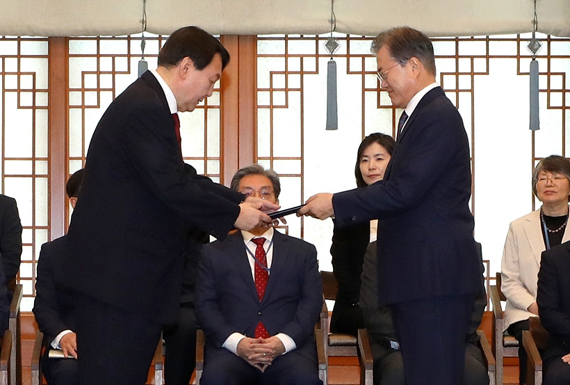 문재인 대통령으로부터 임명장 받는 윤석열 검찰총장 ▲ 문재인 대통령으로부터 임명장 받는 윤석열 검찰총장