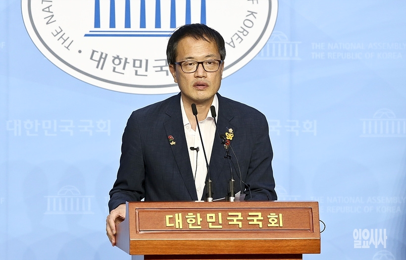 ‘40대 기수’로 당권도전을 선언하고 있는 박주민 더불어민주당 최고위원 ⓒ고성준 기자 ▲ 당권도전 선언 중인 박주민 더불어민주당 최고위원 ⓒ고성준 기자