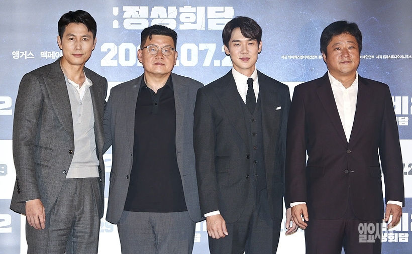 배우 정우성(사진 왼쪽) 등 포즈 취하는 <강철비2:정상회담> 출연진 ⓒ고성준 기자 ▲ ▲ 포즈 취하는 강철비2 출연진 ⓒ고성준 기자