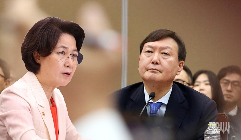 추미애 법무부 장관과 윤석열 검찰총장 ⓒ문병희 기자 ▲ 추미애 법무부 장관과 윤석열 검찰총장 ⓒ문병희 기자