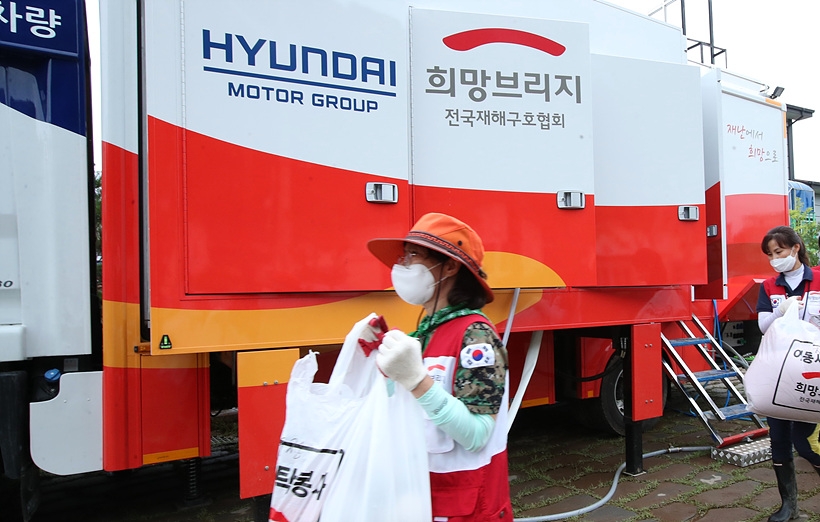 최근 폭우와 침수로 피해를 입은 경북 영덕군 강구면 강구시장서 현대차그룹의 세탁구호차량과 함께 희망브리지 전국재해구호협회 자원봉사자들이 세탁 봉사활동을 하고 있다. ⓒ희망브리지 전국재해구호협회 ▲ 최근 폭우와 침수로 피해를 입은 경북 영덕군 강구면 강구시장서 현대차그룹의 세탁구호차량과 함께 희망브리지 전국재해구호협회 자원봉사자들이 세탁 봉사활동을 하고 있다. ⓒ희망브리지 전국재해구호협회