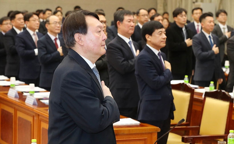 윤석열 검찰총장(사진 앞줄 왼쪽)과 이성윤 서울중앙지검장 ▲ 윤석열 검찰총장(사진 가운데)와 이성윤 서울중앙지검장