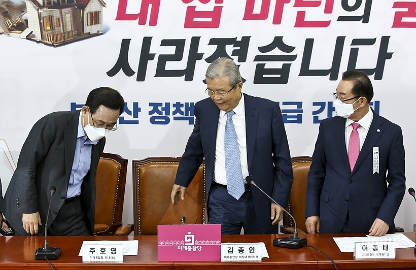 긴급 간담회 참석하는 김종인 미래통합당 비상대책위원장과 주호영 원내대표, 이종배 의원 ⓒ고성준 기자