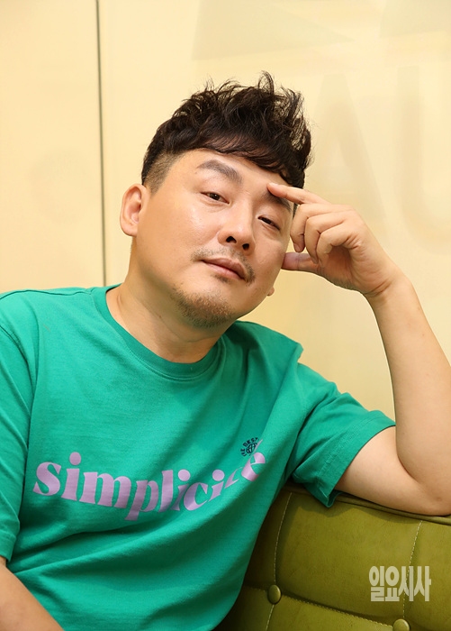 가요계 힙합 선구자로 통하는 가수 현진영이 <일요시사>와 인터뷰를 갖고 있다. ⓒ문병희 기자 ▲ 가수 현진영이 일요시사와 인터뷰를 갖고 있다. ⓒ문병희 기자