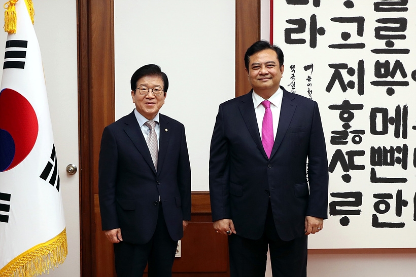 지난 6일, 우마르 하디 주한인도네시아대사의 예방을 받고 있는 박병석 국회의장(사진 왼쪽)