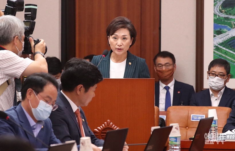 국회 국토위 전체회의에 앞서 업무보고 중인 김현미 국토부 장관 ⓒ문병희 기자 ▲ 업무보고 중인 김현미 국토부 장관 ⓒ문병희 기자