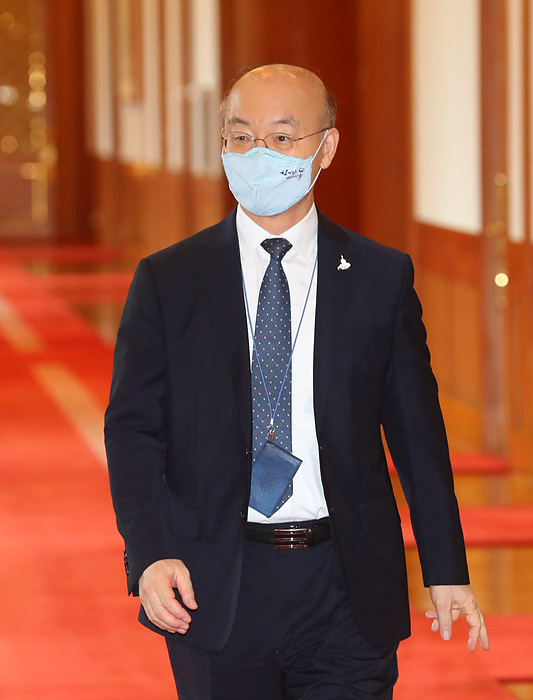 ‘직보다 집을 택해’ 무성한 뒷말만 남기고 떠난 김조원 전 청와대 민정수석비서관 ▲ 김조원 전 청와대 민정수석비서관