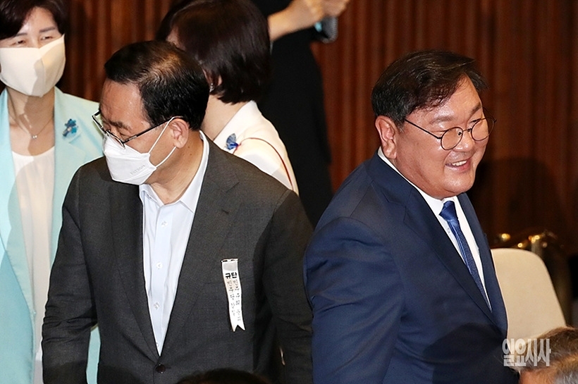본회의 참석한 김태년(더불어민주당, 사진 오른쪽)·주호영(미래통합당) 원내대표 ▲ 본회의 참석한 김태년(더불불어민주당, 사진 왼쪽)·주호영(미래통합당) 원내대표