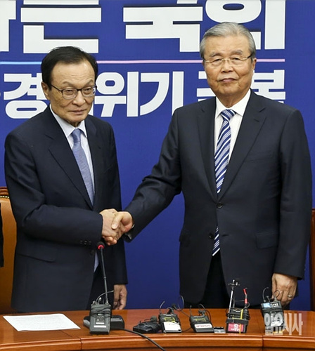 악수 나누는 이해찬 더불어민주당 대표(사진 왼쪽)와 김종인 미래통합당 비상대책위원장 ▲ 악수 나누는 이해찬 더불어민주당 대표와 김종인 미래통합당 비상대책위원장