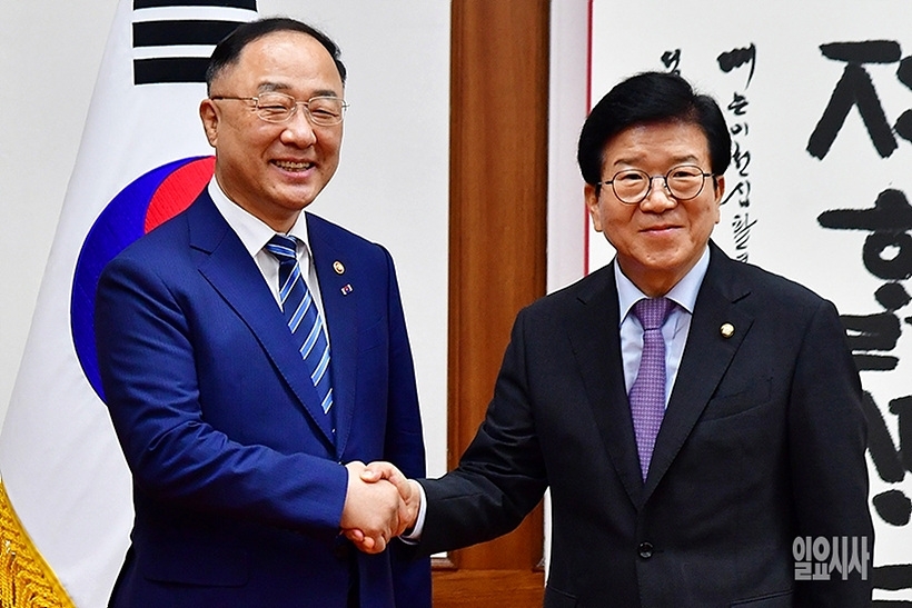 ▲ 악수 나누는 박병석 국회의장(사진 왼쪽)과 홍남기 경제부총리 겸 기획재정부 장관