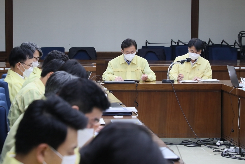 회의서 발언하는 김영춘 국회사무총장 ▲ 회의서 발언하는 김영춘 국회사무총장