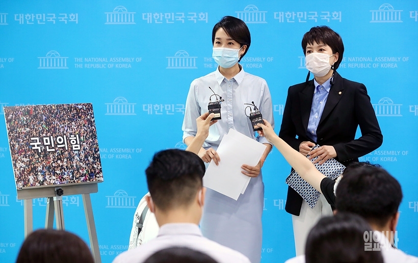 당명 개정 관련 브리핑 갖는 국민의힘 김은혜 대변인(사진 오른쪽) ⓒ고성준 기자 ▲ 당명 개정 브리핑 갖는 국민의힘 ⓒ고성준 기자
