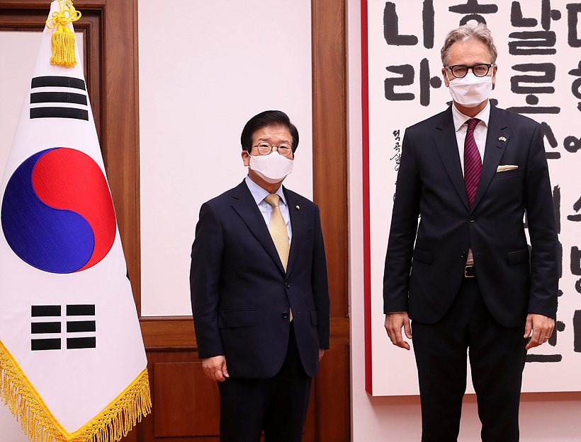 기념촬영 갖는 박병석 국회의장(사진 왼쪽)과 야콥 할그렌 주한스웨덴대사