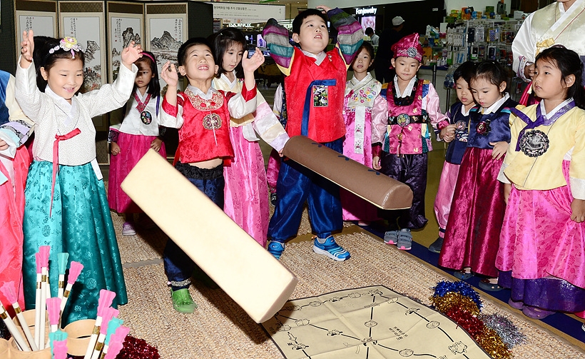 정부가 올 추석 명절엔 귀향 자제 권고를 내놓은 만큼 온 가족이 모여 윷놀이 등의 민속놀이를 즐기기는 어려울 것으로 보인다.