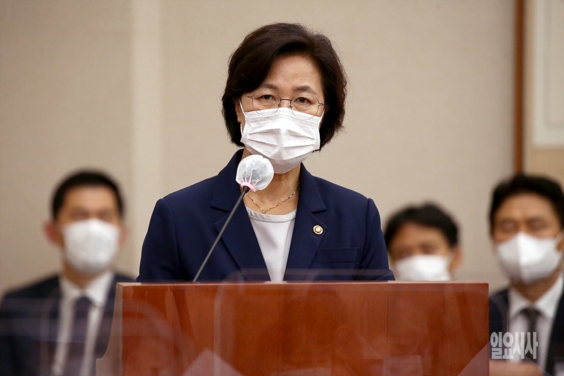 최근 아들 병역 문제로 연일 야권으로부터 맹폭을 받고 있는 추미애 법무부 장관 ⓒ고성준 기자 ▲ ▲ 최근 아들 병역 문제로 연일 야권으로부터 맹폭을 받고 있는 추미애 법무부 장관 ⓒ고성준 기자