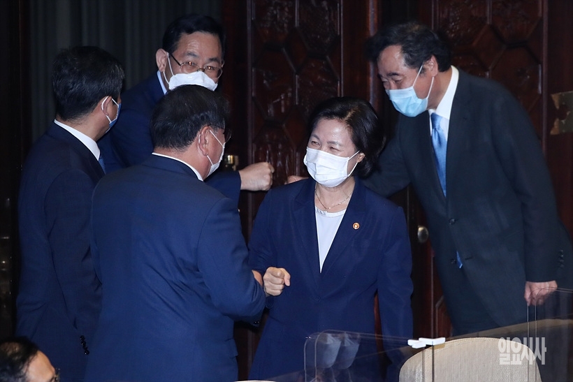 주먹 인사 나누는 김태년 더불어민주당 원내대표와 추미애 법무부 장관 ⓒ고성준 기자 ▲ 악수 나누는 김태년 더불어민주당 원내대표와 추미애 법무부 장관 ⓒ고성준 기자