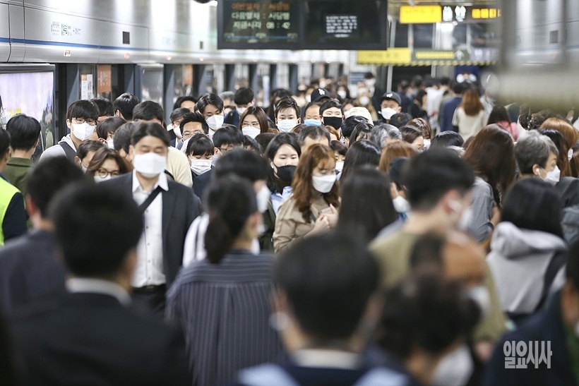 전 세계가 코로나로 신음하고 있는 가운데 서울의 한 지하철역서 시민들이 출근길에 오르고 있다. ⓒ고성준 기자 ▲ 지금은 코로나 시대 ⓒ고성준 기자