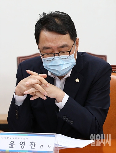 최근 ‘카카오 소환’ 메시지로 논란의 중심에 선 윤영찬 더불어민주당 의원 ⓒ고성준 기자 ▲ 윤영찬 더불어민주당 의원 ⓒ고성준 기자