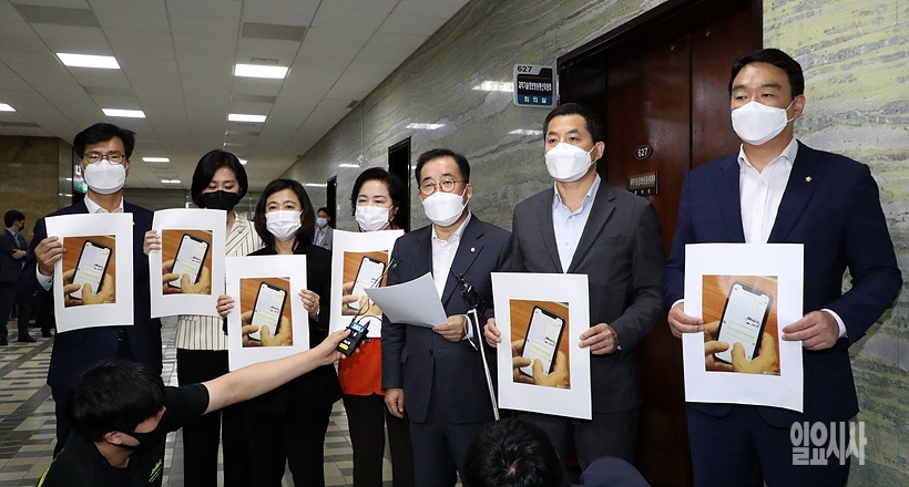 윤영찬 더불어민주당 의원의 ‘카카오 소환’ 메시지와 관련해 국회 과방위 회의실 앞에서 성명서 발표하고 있는 국민의힘 소속 과방위원들 ⓒ국회사진취재단 ▲ 성명서 발표하고 있는 국민의힘 과방위원들 ⓒ국회사진취재단