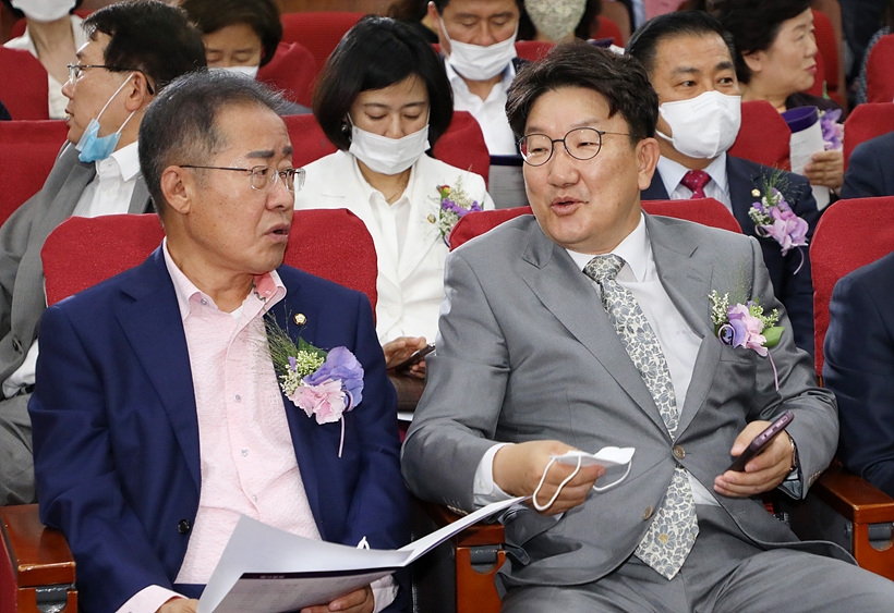 대화 나누는 홍준표·권성동 무소속 의원 ▲ 대화 나누는 홍준표·권성동 무소속 의원